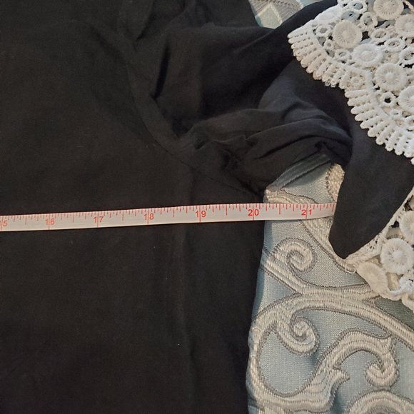 Black flowy dress with white lace - Picture 6 of 7